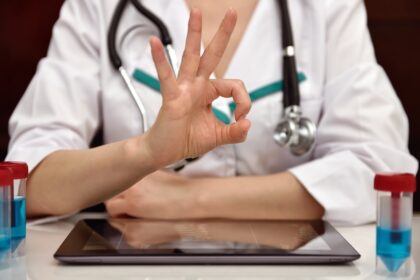 Doktor som visa positivt på hälsokontroll