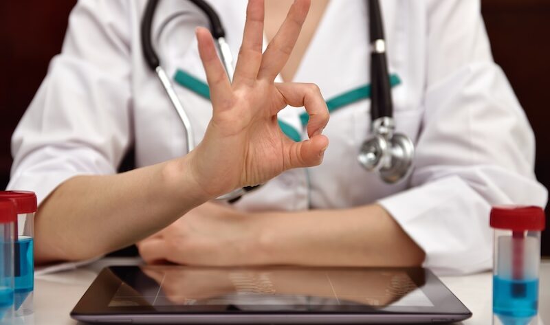 Doktor som visa positivt på hälsokontroll