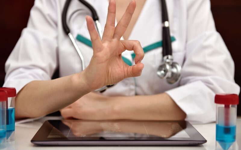 Doktor som visa positivt på hälsokontroll