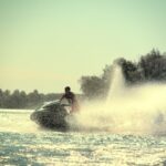 Man som åker vattenskoter