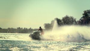 Man som åker vattenskoter