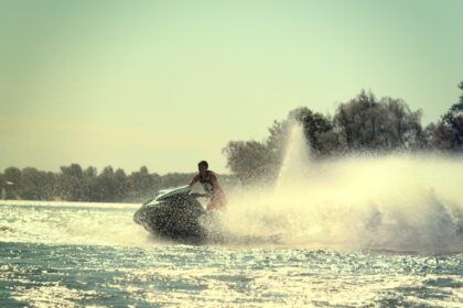 Man som åker vattenskoter