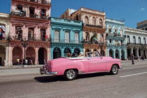 Bild från Havanna - hus och gamal 50-tals bil