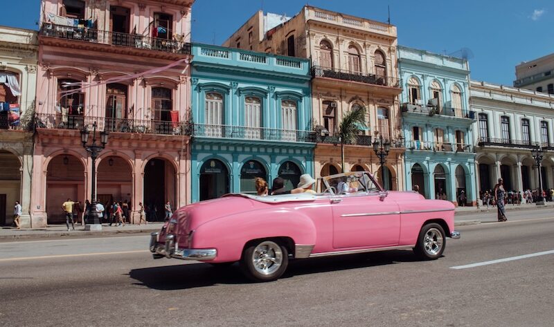 Bild från Havanna - hus och gamal 50-tals bil