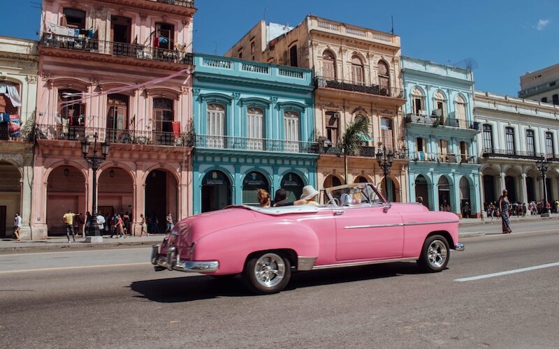 Bild från Havanna - hus och gamal 50-tals bil