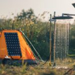 Solpaneler vid camping som driver dusch